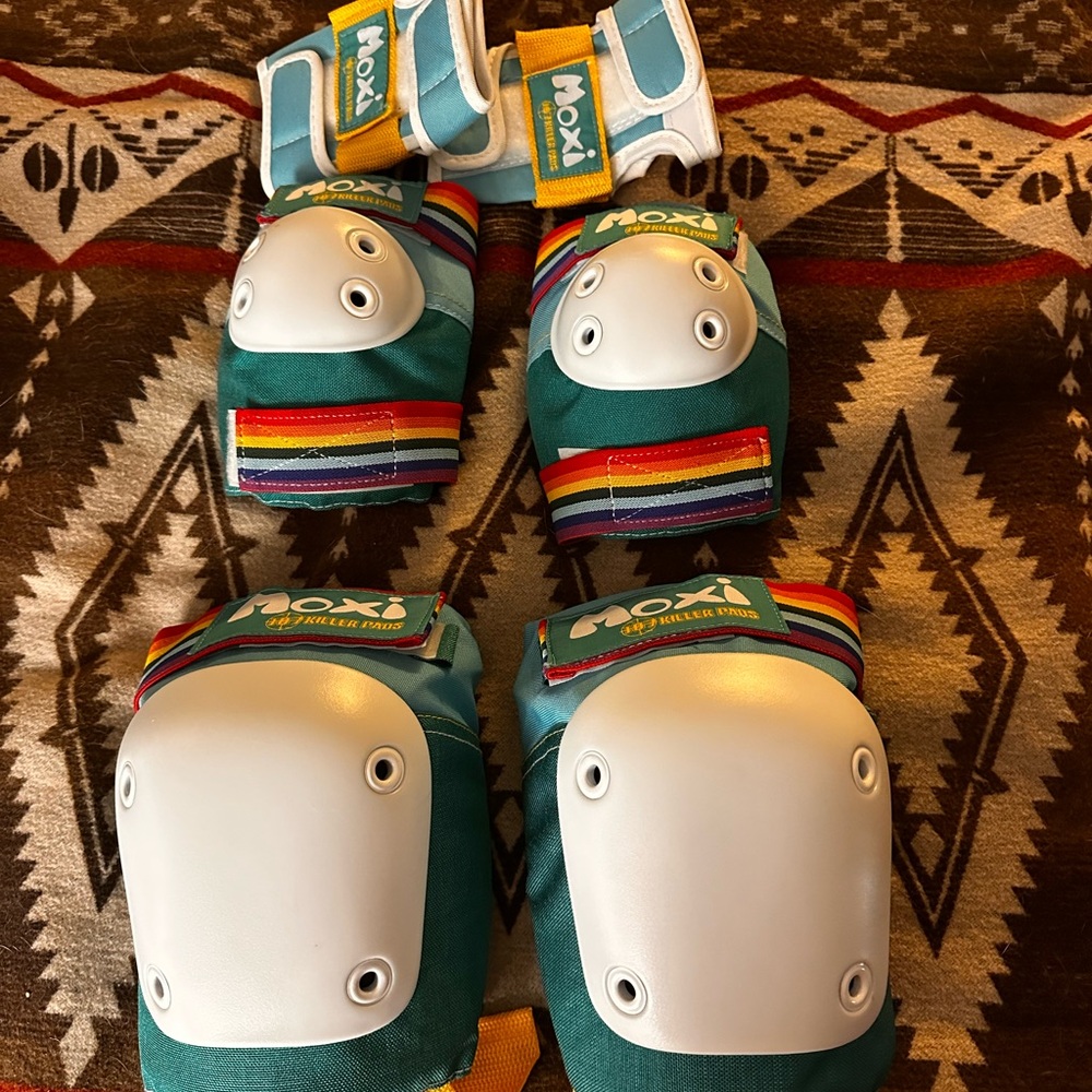 Moxi Teal and White Protective Gear Set